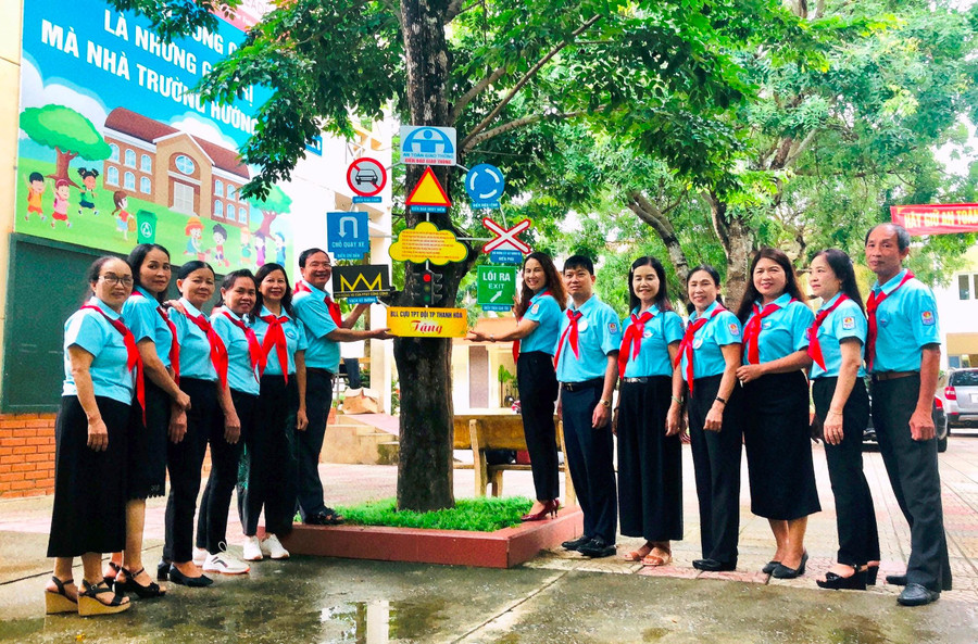 Trường Tiểu học Hoàng Hoa Thám đón nhận các món quà đầy ý nghĩa do Hội cựu Tổng phụ trách Đội của ngành GD thành phố Thanh Hóa trao tặng. Trường Tiểu học Hoàng Hoa Thám đón nhận các món quà đầy ý nghĩa do Hội cựu Tổng phụ trách Đội của ngành GD thành phố Thanh Hóa trao tặng.