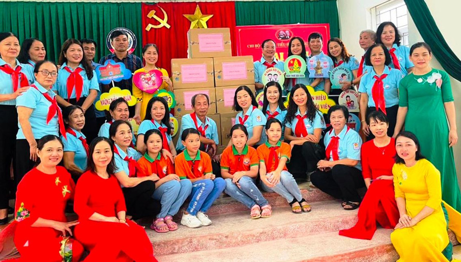 Đoàn trao tặng quà cho Trường Tiểu học Quảng Thắng (TP Thanh Hóa). Đoàn trao tặng quà cho Trường Tiểu học Quảng Thắng (TP Thanh Hóa).