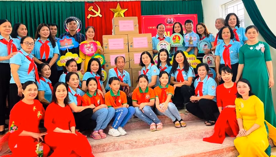 Đoàn trao tặng quà cho Trường Tiểu học Quảng Thắng (TP Thanh Hóa).