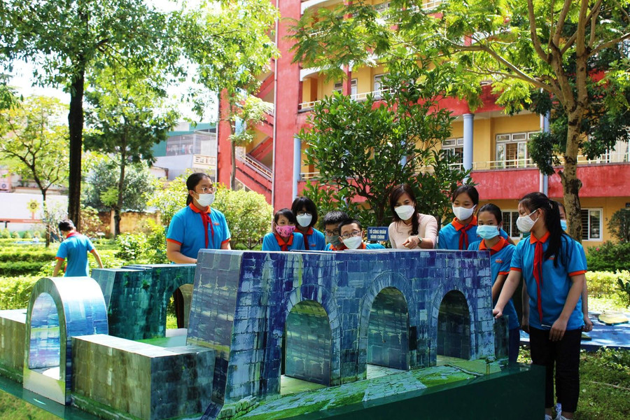 Học sinh Trường THCS Cù Chính Lan (TP Thanh Hóa) được tham quan mô hình Thành nhà Hồ - Di sản Văn hóa thế giới. Học sinh Trường THCS Cù Chính Lan (TP Thanh Hóa) được tham quan mô hình Thành nhà Hồ - Di sản Văn hóa thế giới.