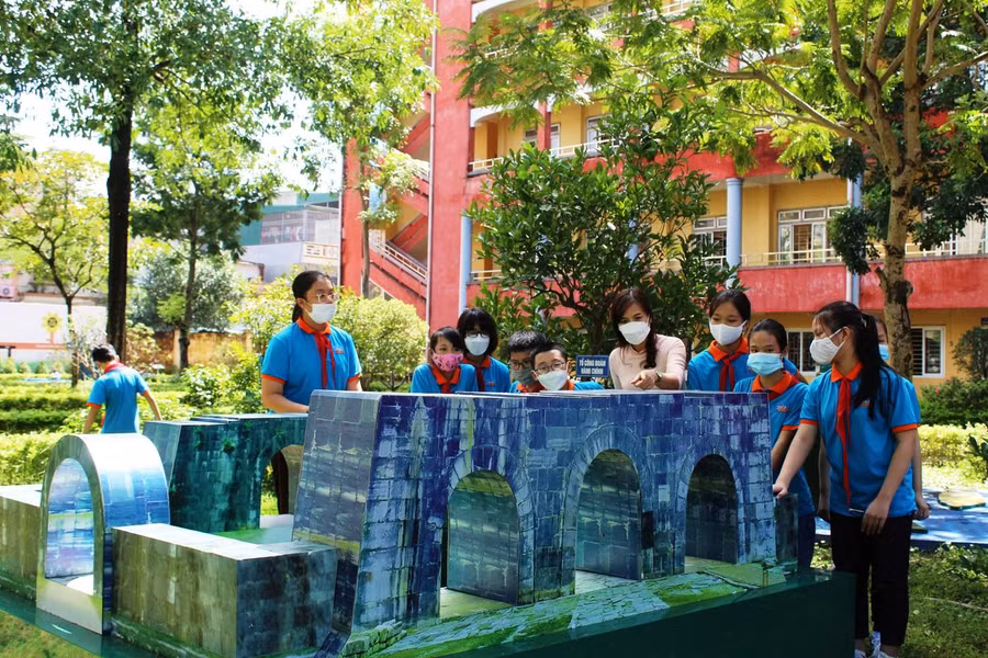 Học sinh Trường THCS Cù Chính Lan (TP Thanh Hóa) được tham quan mô hình Thành nhà Hồ - Di sản Văn hóa thế giới.