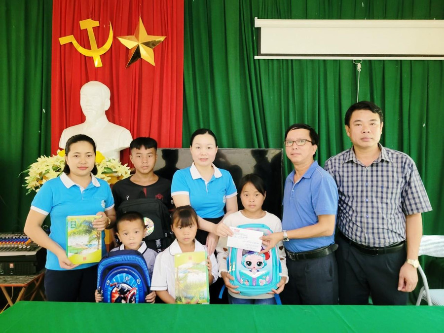 Phóng viên Báo GD&TĐ trao số tiền 10 triệu đồng và đồ dùng học tập cho 4 anh em mồ côi ở xã Pù Nhi, huyện Mường Lát (Thanh Hóa). Phóng viên Báo GD&TĐ trao số tiền 10 triệu đồng và đồ dùng học tập cho 4 anh em mồ côi ở xã Pù Nhi, huyện Mường Lát (Thanh Hóa).