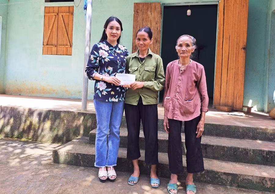 Đại diện Trường THPT Dân tộc Nội trú tỉnh Thanh Hóa trao tượng trưng số tiền 48 triệu đồng của các nhà hảo tâm cho mẹ em Nguyễn Thị Thúy.