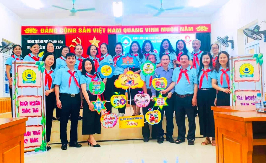 Đoàn tặng quà cho Trường Tiểu học Minh Khai 1, (Thành phố Thanh Hóa). Đoàn tặng quà cho Trường Tiểu học Minh Khai 1, (Thành phố Thanh Hóa).