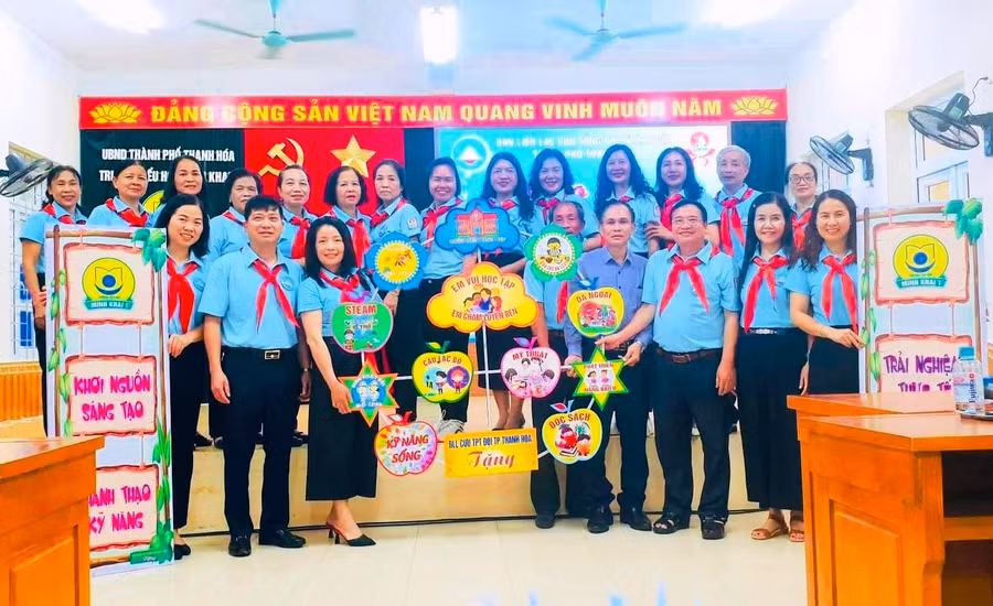 Đoàn tặng quà cho Trường Tiểu học Minh Khai 1, (Thành phố Thanh Hóa).