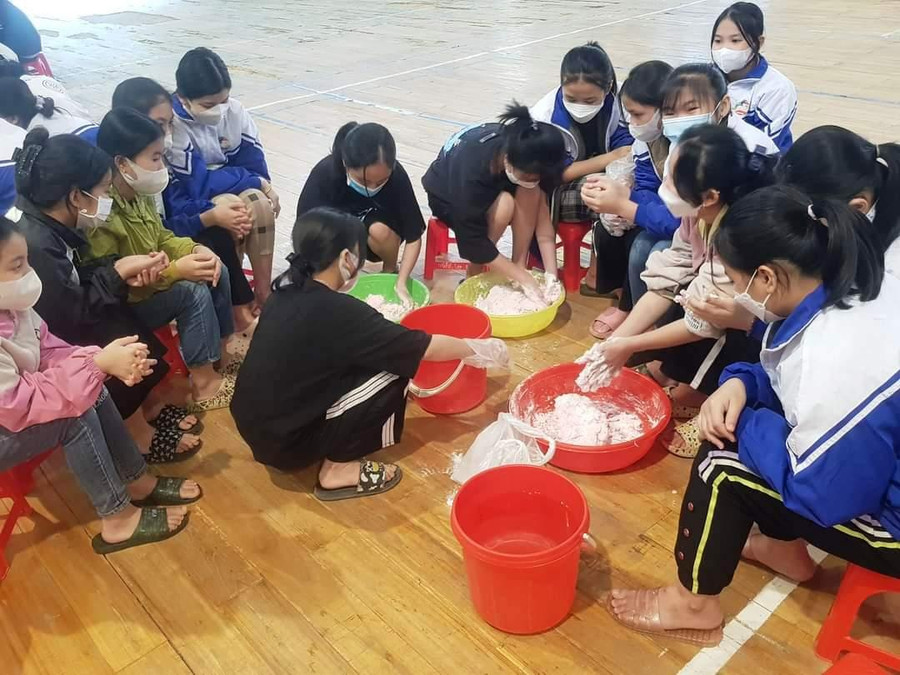 Học sinh Trường Phổ thông Dân tộc Nội trú THCS Quan Hóa (Thanh Hóa) được tham gia trải nghiệm và thực hành làm bánh lá răng bừa. Học sinh Trường Phổ thông Dân tộc Nội trú THCS Quan Hóa (Thanh Hóa) được tham gia trải nghiệm và thực hành làm bánh lá răng bừa.