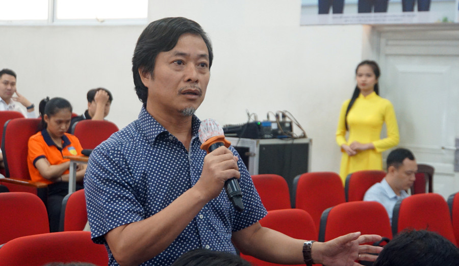 Một đại diện trường đại học nêu ý kiến về việc nhập liệu và sử dụng hệ thống HEMIS. Ảnh: Mạnh Tùng