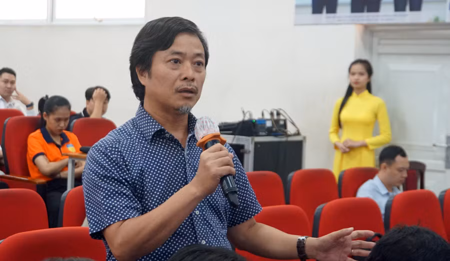 Một đại diện trường đại học nêu ý kiến về việc nhập liệu và sử dụng hệ thống HEMIS. Ảnh: Mạnh Tùng