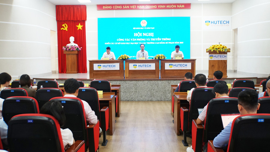 Toàn cảnh Hội nghị công tác văn phòng và truyền thông khối cơ sở giáo dục đại học và các trường cao đẳng sư phạm năm 2023, sáng 3/10. Ảnh: Mạnh Tùng