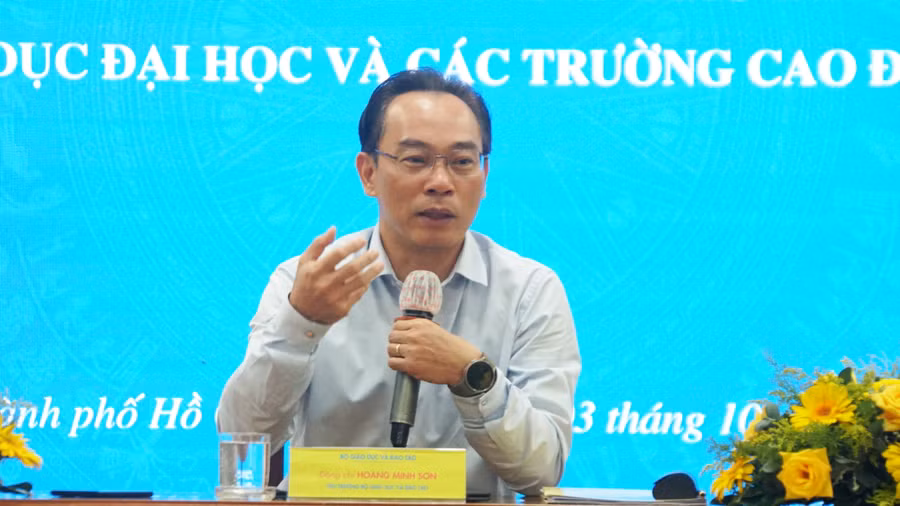 Thứ trưởng Hoàng Minh Sơn trao đổi tại Hội nghị công tác văn phòng và truyền thông khối cơ sở giáo dục đại học và các trường cao đẳng sư phạm năm 2023. Ảnh: Mạnh Tùng