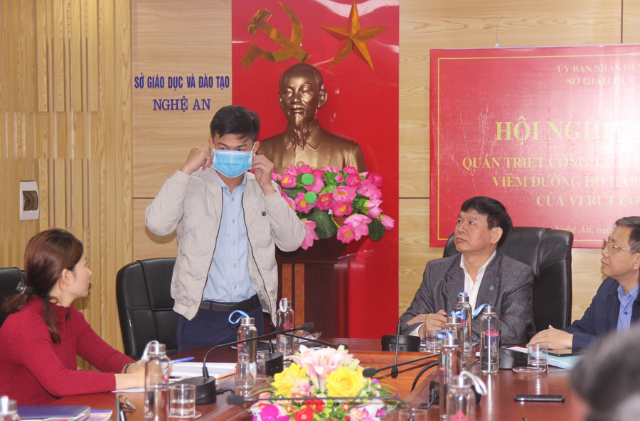 Bác sĩ của Trung tâm kiểm soát bệnh tật tỉnh Nghệ An hướng dẫn sử dụng khẩu trang y tế đúng cách Bác sĩ của Trung tâm kiểm soát bệnh tật tỉnh Nghệ An hướng dẫn sử dụng khẩu trang y tế đúng cách