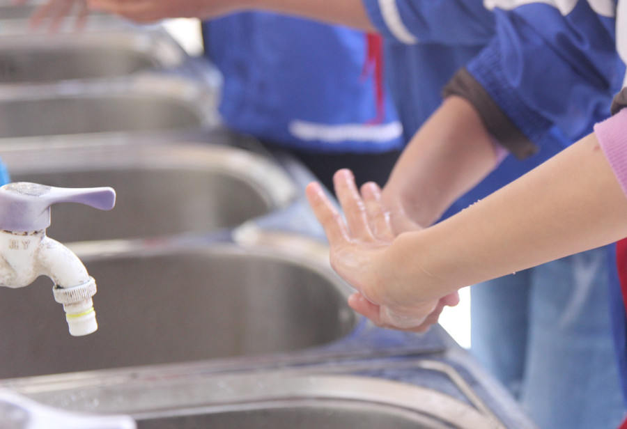 Lưu ý học sinh rửa tay theo thường quy đúng và đủ các bước Lưu ý học sinh rửa tay theo thường quy đúng và đủ các bước