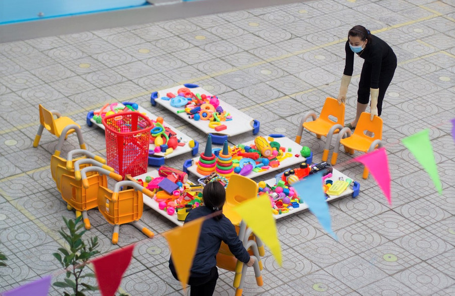 Trường mầm non khử trùng đồ chơi cho trẻ Trường mầm non khử trùng đồ chơi cho trẻ