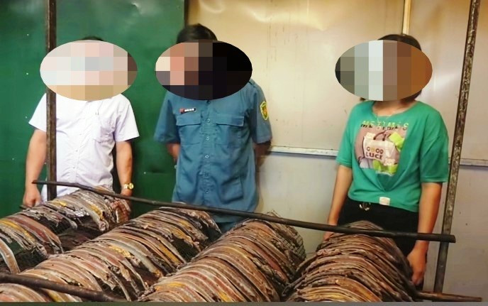 Sơ chế giun đất tại huyện miền núi của tỉnh Thanh Hoá. Ảnh: Bạn đọc cung cấp. Sơ chế giun đất tại huyện miền núi của tỉnh Thanh Hoá. Ảnh: Bạn đọc cung cấp.