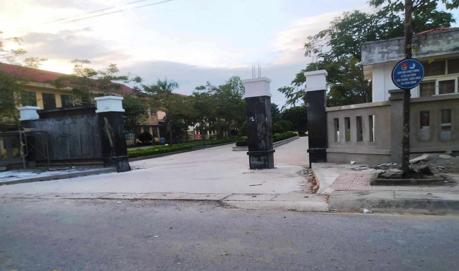 Trường Tiểu học Nga Tân (Nga Sơn, Thanh Hóa) đang sửa chữa cổng, nên chưa treo biển tên. (Ảnh: TL) Trường Tiểu học Nga Tân (Nga Sơn, Thanh Hóa) đang sửa chữa cổng, nên chưa treo biển tên. (Ảnh: TL)