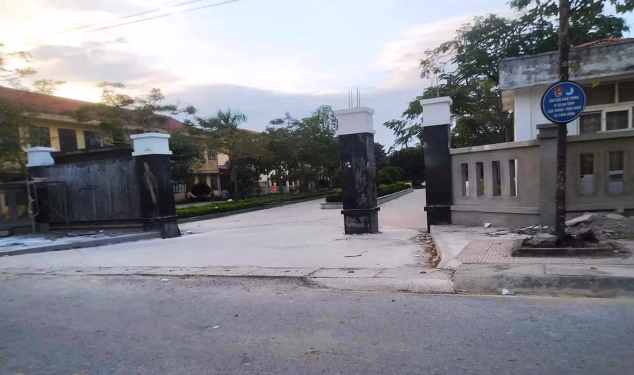 Trường Tiểu học Nga Tân (Nga Sơn, Thanh Hóa) đang sửa chữa cổng, nên chưa treo biển tên. (Ảnh: TL)