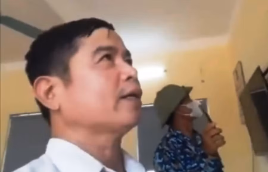Người dân vào lớp học ở Trường Tiểu học Nga Tân (Nga Sơn, Thanh Hóa) quay video phản ánh tình trạng lạm thu. (Ảnh: Cắt từ Clip)