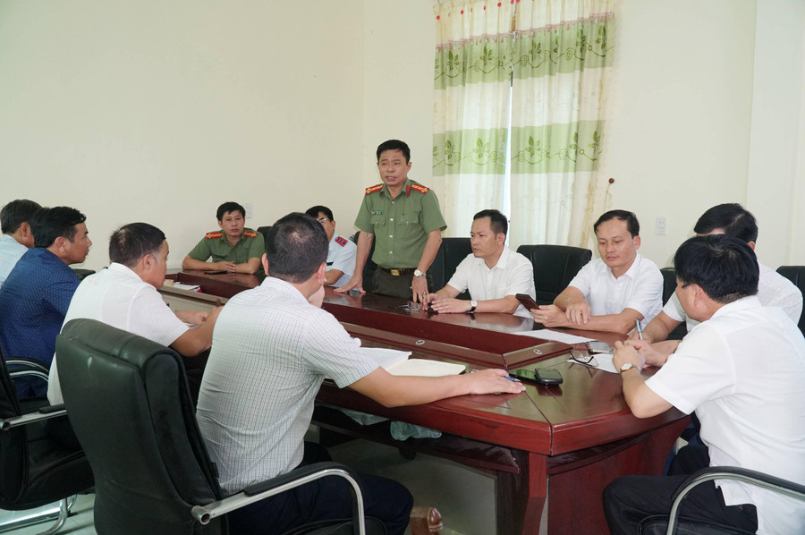 Đại diện Công an tỉnh Nghệ An đề nghị trưởng điểm thi phối hợp với Ban Chỉ đạo thi tại địa phương để phân bổ cán bộ, lực lượng tham gia thi đúng vị trí, nhiệm vụ, bám quy chế.