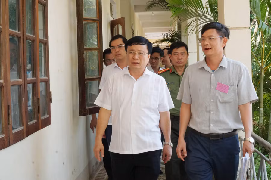 Đoàn công tác Ban chỉ đạo thi Tốt nghiệp THPT tỉnh Nghệ An kiểm tra tại Trường THPT Phan Đăng Lưu (huyện Yên Thành). Đây là điểm thi có thí sinh đăng ký dự thi đông nhất huyện với hơn 700 em, đến từ 3 Trường THPT, Trung tâm GDTX trên địa bàn và thí sinh tự do.