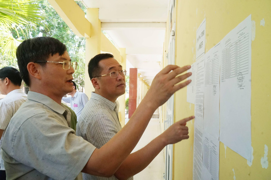 Quy chế thi đối với thí sinh, danh sách phòng thi theo từng môn thi được niêm yết trước phòng thi tại Trường THPT Phan Đăng Lưu.