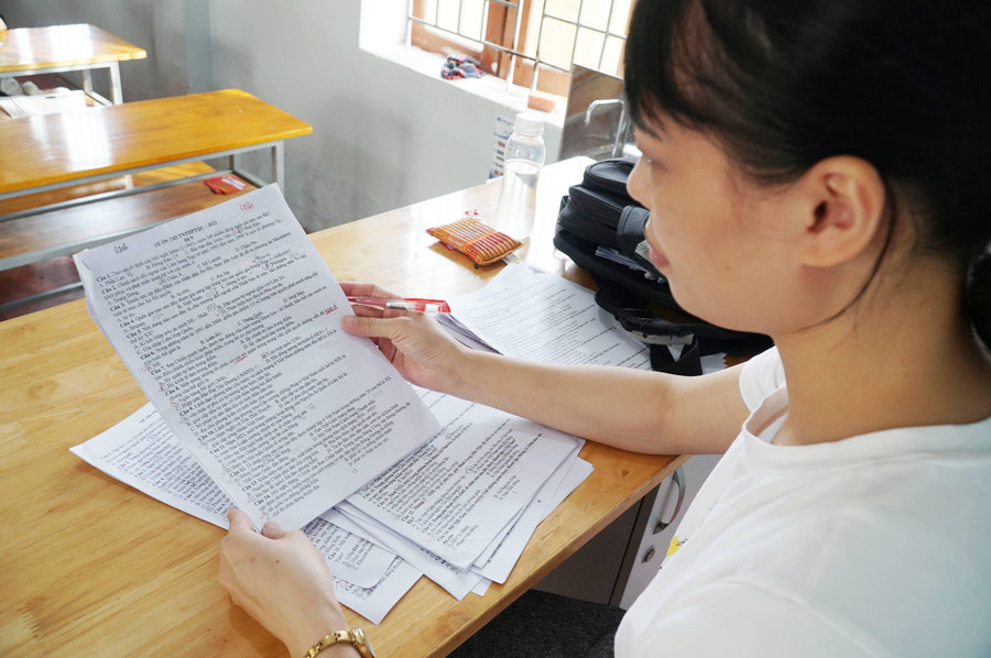 Đến thời điểm này, kiến thức 3 môn khối C của các em đã vững vàng, các lần thi thử đều đạt trên 27 điểm. Với môn Lịch sử, cô Nguyễn Thị Thanh Huyền rà soát bài làm thi thử, nhận thấy các em đánh mất điểm, không đạt tối đa, lại rơi vào những câu dễ, ở mức độ nhận biết, thông hiểu. Ví dụ câu thứ 8 của đề thi thử: Một trong những tổ chức có vai trò quan trọng trong việc giải quyết những vấn đề kinh tế chung của thế giới là? Câu trả lời đúng là Ngân hàng thế giới (WB), nhưng học sinh lại nhầm sang tổ chức Liên hợp quốc. Đến thời điểm này, kiến thức 3 môn khối C của các em đã vững vàng, các lần thi thử đều đạt trên 27 điểm. Với môn Lịch sử, cô Nguyễn Thị Thanh Huyền rà soát bài làm thi thử, nhận thấy các em đánh mất điểm, không đạt tối đa, lại rơi vào những câu dễ, ở mức độ nhận biết, thông hiểu. Ví dụ câu thứ 8 của đề thi thử: Một trong những tổ chức có vai trò quan trọng trong việc giải quyết những vấn đề kinh tế chung của thế giới là? Câu trả lời đúng là Ngân hàng thế giới (WB), nhưng học sinh lại nhầm sang tổ chức Liên hợp quốc.