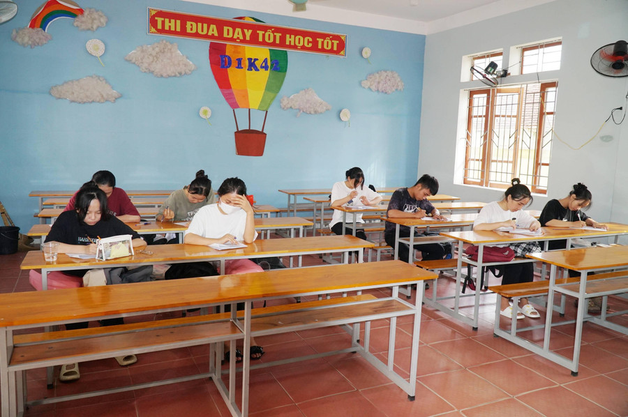 Nhóm 10 bạn khối C cùng cô Nguyễn Thị Thanh Huyền (GV bộ môn Lịch sử) là lớp ôn thi cuối cùng của Trường THPT Đô Lương 3 (huyện Đô Lương, Nghệ An). Đây cũng là nhóm bồi dưỡng để lấy điểm cao Kỳ thi Tốt nghiệp THPT của nhà trường, với nhiều em đã đạt HSG tỉnh môn Ngữ văn, Lịch sử, Địa lý trước đó. Cô Huyền cho biết, học trò ở vùng nông thôn, không có điều kiện học thêm ngoài nhiều, nên chủ yếu là thầy cô ôn tập, bồi dưỡng miễn phí, đồng hành cùng các em đến tận ngày thi. Nhóm 10 bạn khối C cùng cô Nguyễn Thị Thanh Huyền (GV bộ môn Lịch sử) là lớp ôn thi cuối cùng của Trường THPT Đô Lương 3 (huyện Đô Lương, Nghệ An). Đây cũng là nhóm bồi dưỡng để lấy điểm cao Kỳ thi Tốt nghiệp THPT của nhà trường, với nhiều em đã đạt HSG tỉnh môn Ngữ văn, Lịch sử, Địa lý trước đó. Cô Huyền cho biết, học trò ở vùng nông thôn, không có điều kiện học thêm ngoài nhiều, nên chủ yếu là thầy cô ôn tập, bồi dưỡng miễn phí, đồng hành cùng các em đến tận ngày thi.