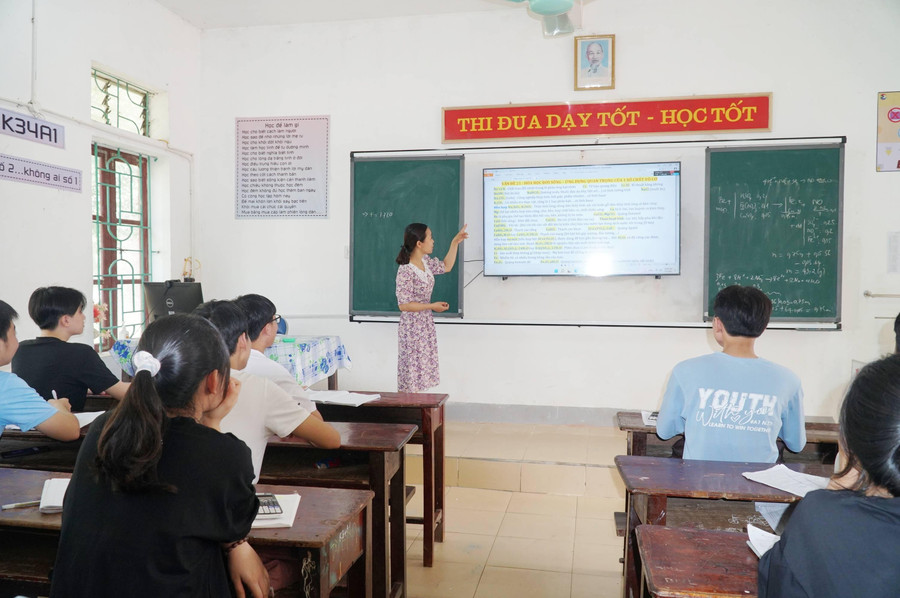 Trường THPT Anh Sơn 2 (huyện Anh Sơn, Nghệ An) đã hoàn thành chương trình ôn thi cho học sinh khối 12. Buổi học cuối cùng, cô Tố Nga (GV bộ môn Hóa học) chốt lại một số kiến thức quan trọng, lưu ý cho học sinh về kỹ năng làm bài. Từ thời điểm toàn trường nghỉ ôn thi, học sinh nếu có vấn đề gì thắc mắc có thể liên lạc trực tiếp với cô giáo qua điện thoại, Zalo, Facebook để được giải đáp bất cứ lúc nào. Trường THPT Anh Sơn 2 (huyện Anh Sơn, Nghệ An) đã hoàn thành chương trình ôn thi cho học sinh khối 12. Buổi học cuối cùng, cô Tố Nga (GV bộ môn Hóa học) chốt lại một số kiến thức quan trọng, lưu ý cho học sinh về kỹ năng làm bài. Từ thời điểm toàn trường nghỉ ôn thi, học sinh nếu có vấn đề gì thắc mắc có thể liên lạc trực tiếp với cô giáo qua điện thoại, Zalo, Facebook để được giải đáp bất cứ lúc nào.
