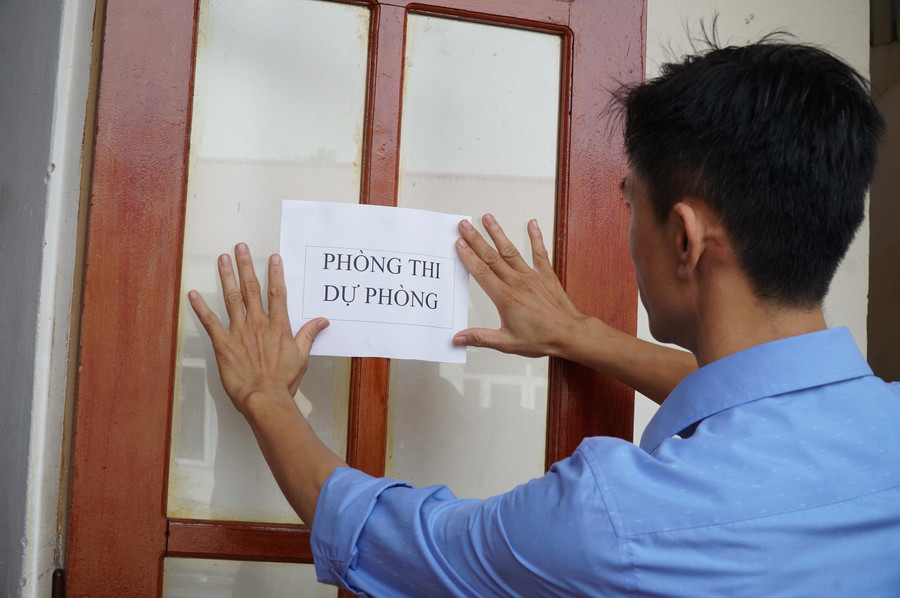 Ngoài số phòng thi chính thức, các điểm thi cũng chuẩn bị phòng chờ và các phòng thi dự phòng. Trong trường hợp nếu có thí sinh F0 có nguyện vọng và đơn xin dự thi, thì sẽ bố trí thi ở phòng thi dự phòng. Ngoài số phòng thi chính thức, các điểm thi cũng chuẩn bị phòng chờ và các phòng thi dự phòng. Trong trường hợp nếu có thí sinh F0 có nguyện vọng và đơn xin dự thi, thì sẽ bố trí thi ở phòng thi dự phòng.