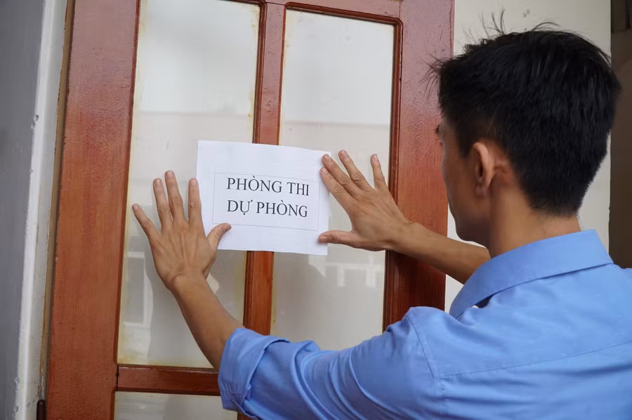 Ngoài số phòng thi chính thức, các điểm thi cũng chuẩn bị phòng chờ và các phòng thi dự phòng. Trong trường hợp nếu có thí sinh F0 có nguyện vọng và đơn xin dự thi, thì sẽ bố trí thi ở phòng thi dự phòng.