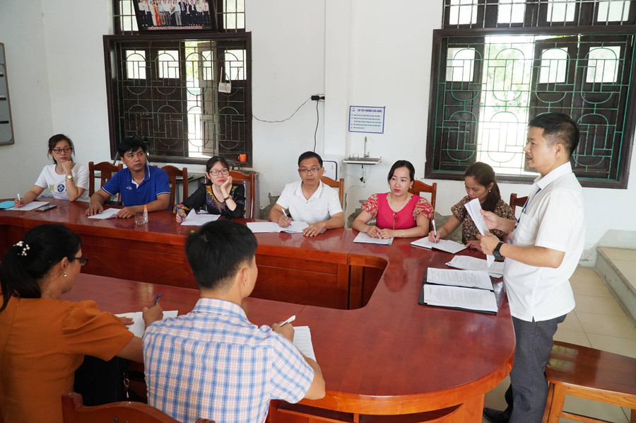 Kỳ thi Tốt nghiệp THPT là kỳ thi đặc biệt quan trọng, có tính chất là kỳ thi cấp quốc gia. Tại kỳ thi này, công tác tập huấn cho đội ngũ cán bộ coi thi được đặc biệt quan tâm, chú trọng. Thầy An - Hiệu trưởng Trường THPT Anh Sơn 2 chủ trì cuộc họp hội đồng giáo viên - những người được phân công nhiệm vụ coi thi. Lưu ý giám thị thực hiện quy chế thi, đồng thời đề phòng gian lận công nghệ cao, nhưng vẫn phải đảm bảo tâm lý thoải mái, tránh gây áp lực cho thí sinh làm bài. Kỳ thi Tốt nghiệp THPT là kỳ thi đặc biệt quan trọng, có tính chất là kỳ thi cấp quốc gia. Tại kỳ thi này, công tác tập huấn cho đội ngũ cán bộ coi thi được đặc biệt quan tâm, chú trọng. Thầy An - Hiệu trưởng Trường THPT Anh Sơn 2 chủ trì cuộc họp hội đồng giáo viên - những người được phân công nhiệm vụ coi thi. Lưu ý giám thị thực hiện quy chế thi, đồng thời đề phòng gian lận công nghệ cao, nhưng vẫn phải đảm bảo tâm lý thoải mái, tránh gây áp lực cho thí sinh làm bài.