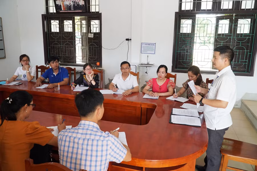 Kỳ thi Tốt nghiệp THPT là kỳ thi đặc biệt quan trọng, có tính chất là kỳ thi cấp quốc gia. Tại kỳ thi này, công tác tập huấn cho đội ngũ cán bộ coi thi được đặc biệt quan tâm, chú trọng. Thầy An - Hiệu trưởng Trường THPT Anh Sơn 2 chủ trì cuộc họp hội đồng giáo viên - những người được phân công nhiệm vụ coi thi. Lưu ý giám thị thực hiện quy chế thi, đồng thời đề phòng gian lận công nghệ cao, nhưng vẫn phải đảm bảo tâm lý thoải mái, tránh gây áp lực cho thí sinh làm bài.