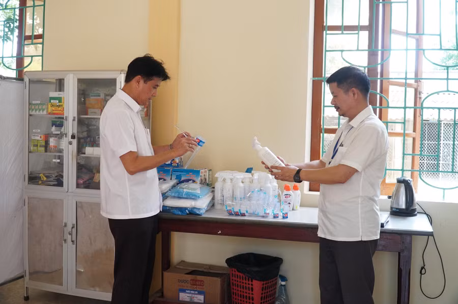 Bên cạnh đó, phòng y tế cũng được chuẩn bị sẵn sàng cơ số thuốc phòng tình huống bất thường về sức khỏe của thí sinh, cán bộ coi thi trong thời gian diễn ra kỳ thi. Năm nay, dịch bệnh đang được kiểm soát, song các điểm thi cũng thực hiện công tác phòng dịch đầy đủ, chuẩn bị nước rửa tay sát khuẩn, đồ phòng hộ trong trường hợp cần sử dụng.