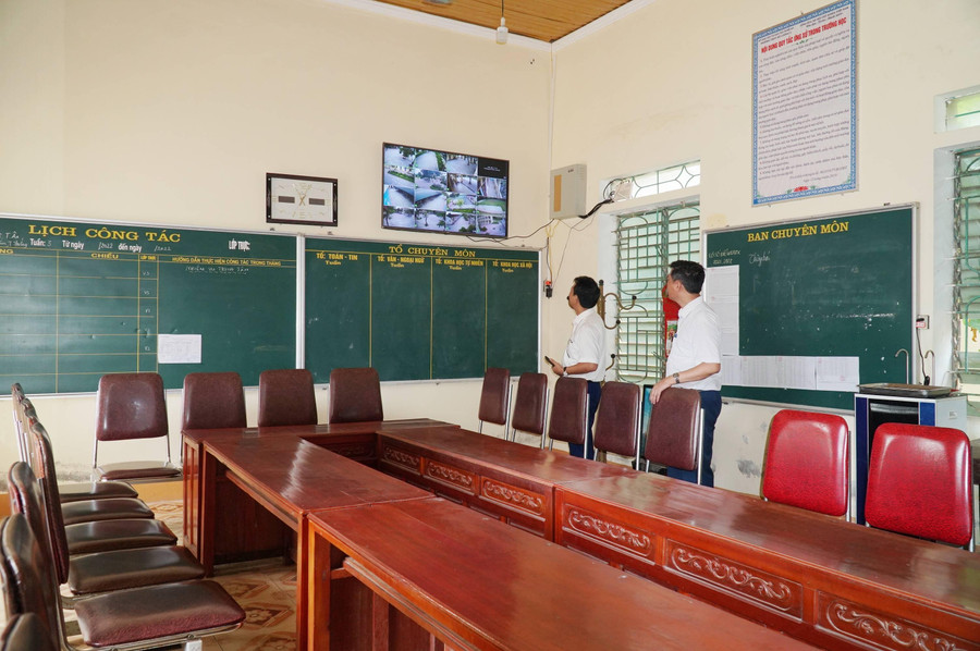 Nhiều trường THPT tại Nghệ An hiện đã lắp đặt hệ thống camera quan sát khu vực khuôn viên nhà trường, các dãy phòng học. Tuy nhiên, các buổi thi, hệ thống camera này sẽ tắt để đảm bảo không có thiết bị ghi hình, ghi âm, phát sóng nào trong khu vực thi. Chỉ có 4 camera ở trong và ngoài phòng lưu trữ đề thi, bài thi hoạt động 24/24 trong suốt thời gian kỳ thi diễn ra. Nhiều trường THPT tại Nghệ An hiện đã lắp đặt hệ thống camera quan sát khu vực khuôn viên nhà trường, các dãy phòng học. Tuy nhiên, các buổi thi, hệ thống camera này sẽ tắt để đảm bảo không có thiết bị ghi hình, ghi âm, phát sóng nào trong khu vực thi. Chỉ có 4 camera ở trong và ngoài phòng lưu trữ đề thi, bài thi hoạt động 24/24 trong suốt thời gian kỳ thi diễn ra.