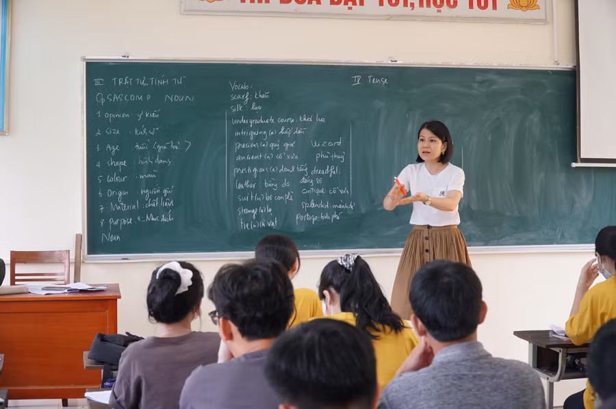 Thời điểm này, các trường THPT trên địa bàn tỉnh Nghệ An vẫn đang tổ chức ôn thi cho học sinh lớp 12 những buổi cuối cùng. Dự kiến việc ôn tập sẽ hoàn thành vào cuối tuần này (đến hết ngày 2/7), sau đó cho học sinh tự học, nghỉ ngơi để chuẩn bị bước vào kỳ “vượt vũ môn” vào 2 ngày 7-8/7.