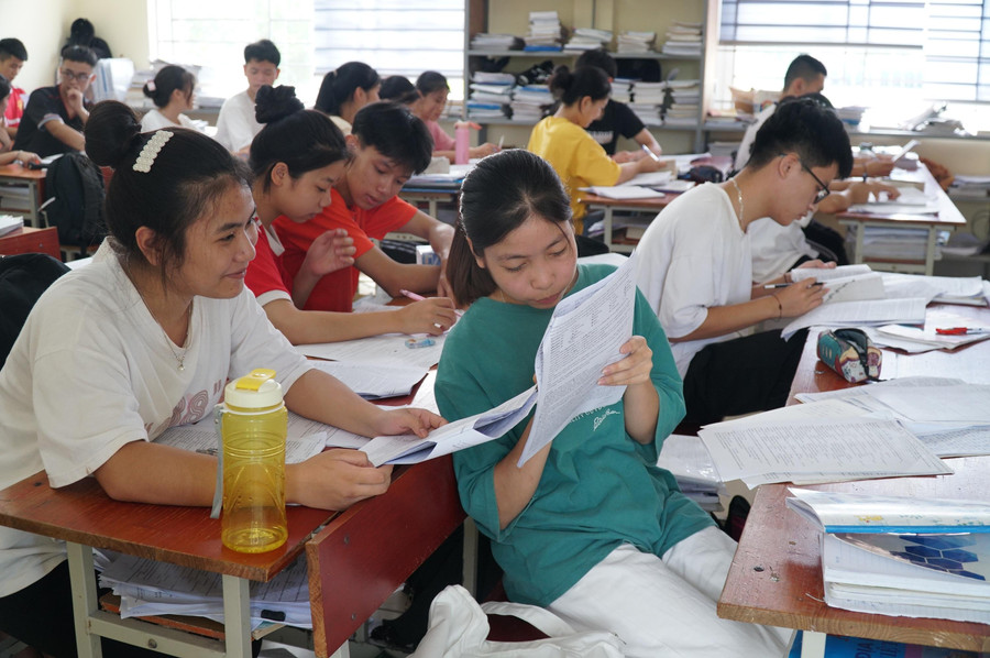 Đặc thù của học sinh dân tộc nội trú phần lớn có hoàn cảnh gia đình vất vả, không có điều kiện mua sắm laptop hoặc thiết bị, tài liệu học tập. Phần lớn sách vở, bộ đề thi do các anh chị khóa trước để lại và thầy cô hỗ trợ. Bên cạnh đó các em được sử dụng máy tính ở thư viện. Những ngày ôn thi, học sinh ở trường nội trú không có điện thoại, và nhiều tháng không về thăm nhà. Ngoài thầy cô, thì bạn bè là một phần không thể thiếu cùng các em trao đổi bài, cố gắng cùng đạt ước mơ vào đại học. Đặc thù của học sinh dân tộc nội trú phần lớn có hoàn cảnh gia đình vất vả, không có điều kiện mua sắm laptop hoặc thiết bị, tài liệu học tập. Phần lớn sách vở, bộ đề thi do các anh chị khóa trước để lại và thầy cô hỗ trợ. Bên cạnh đó các em được sử dụng máy tính ở thư viện. Những ngày ôn thi, học sinh ở trường nội trú không có điện thoại, và nhiều tháng không về thăm nhà. Ngoài thầy cô, thì bạn bè là một phần không thể thiếu cùng các em trao đổi bài, cố gắng cùng đạt ước mơ vào đại học.