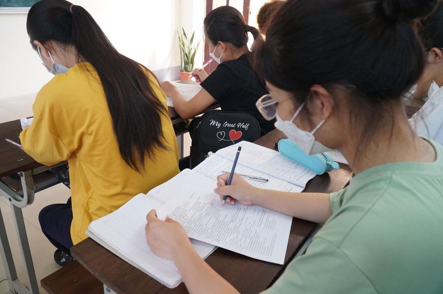 Tại Trường THPT Nam Đàn 1, tỷ lệ học sinh đăng ký thi tốt nghiệp THPT để xét tuyển ĐH chiếm đại đa số. Theo giáo viên ôn thi, học sinh của trường chủ yếu xét tuyển đại học bằng phương thức truyền thống là theo các tổ hợp môn lấy điểm từ kỳ thi tốt nghiệp THPT. Còn việc dự các bài thi đánh giá năng lực, hay xét tuyển bằng chứng chỉ ngoại ngữ quốc tế rất ít. Trong khi đó, nhiều trường ĐH năm nay thay đổi phương thức tuyển sinh, một số trường dành tỷ lệ chỉ tiêu khá lớn xét tuyển từ kết quả bài thi đánh năng lực. Vì vậy, để lọt vào cánh cửa đại học, các em khối 12 của Trường THPT Nam Đàn 1 đang rất nỗ lực và đặt quyết tâm cao trong kỳ thi tốt nghiệp sắp tới. Tại Trường THPT Nam Đàn 1, tỷ lệ học sinh đăng ký thi tốt nghiệp THPT để xét tuyển ĐH chiếm đại đa số. Theo giáo viên ôn thi, học sinh của trường chủ yếu xét tuyển đại học bằng phương thức truyền thống là theo các tổ hợp môn lấy điểm từ kỳ thi tốt nghiệp THPT. Còn việc dự các bài thi đánh giá năng lực, hay xét tuyển bằng chứng chỉ ngoại ngữ quốc tế rất ít. Trong khi đó, nhiều trường ĐH năm nay thay đổi phương thức tuyển sinh, một số trường dành tỷ lệ chỉ tiêu khá lớn xét tuyển từ kết quả bài thi đánh năng lực. Vì vậy, để lọt vào cánh cửa đại học, các em khối 12 của Trường THPT Nam Đàn 1 đang rất nỗ lực và đặt quyết tâm cao trong kỳ thi tốt nghiệp sắp tới.