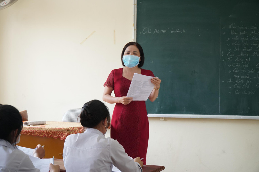 Trong giai đoạn “nước rút”, các thầy cô tập trung hệ thống lại kiến thức bằng việc luyện đề thi thử theo cấu trúc của Bộ Giáo dục và Đào tạo. Qua đó, kịp thời củng cố, lấp lỗ hổng kiến thức cho học sinh theo từng nhóm đối tượng và mục tiêu đậu tốt nghiệp THPT hoặc đạt điểm cao xét tuyển ĐH. Trong giai đoạn “nước rút”, các thầy cô tập trung hệ thống lại kiến thức bằng việc luyện đề thi thử theo cấu trúc của Bộ Giáo dục và Đào tạo. Qua đó, kịp thời củng cố, lấp lỗ hổng kiến thức cho học sinh theo từng nhóm đối tượng và mục tiêu đậu tốt nghiệp THPT hoặc đạt điểm cao xét tuyển ĐH.