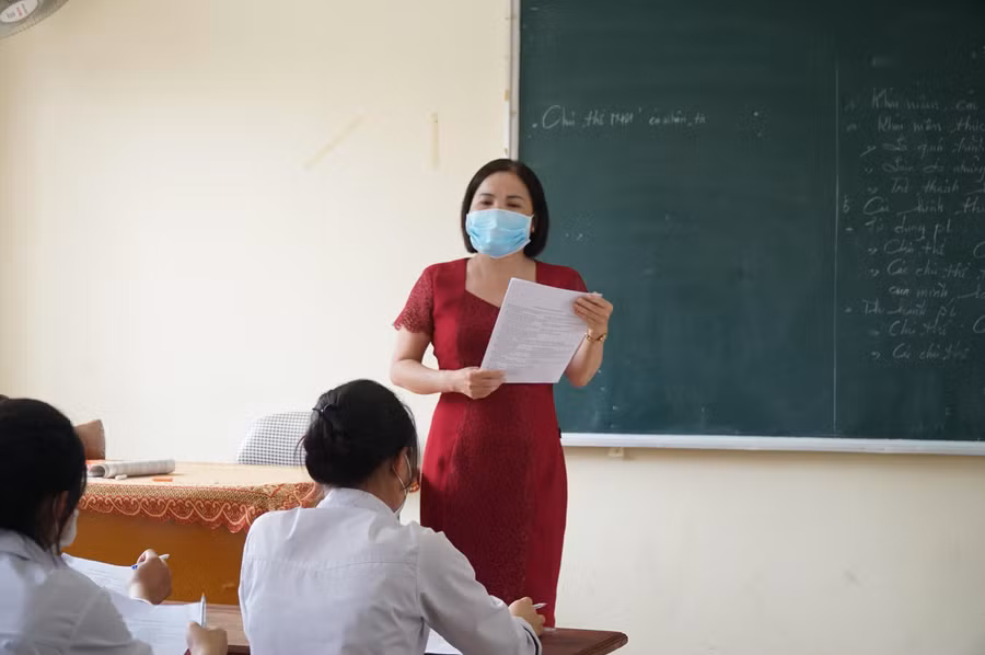 Trong giai đoạn “nước rút”, các thầy cô tập trung hệ thống lại kiến thức bằng việc luyện đề thi thử theo cấu trúc của Bộ Giáo dục và Đào tạo. Qua đó, kịp thời củng cố, lấp lỗ hổng kiến thức cho học sinh theo từng nhóm đối tượng và mục tiêu đậu tốt nghiệp THPT hoặc đạt điểm cao xét tuyển ĐH.