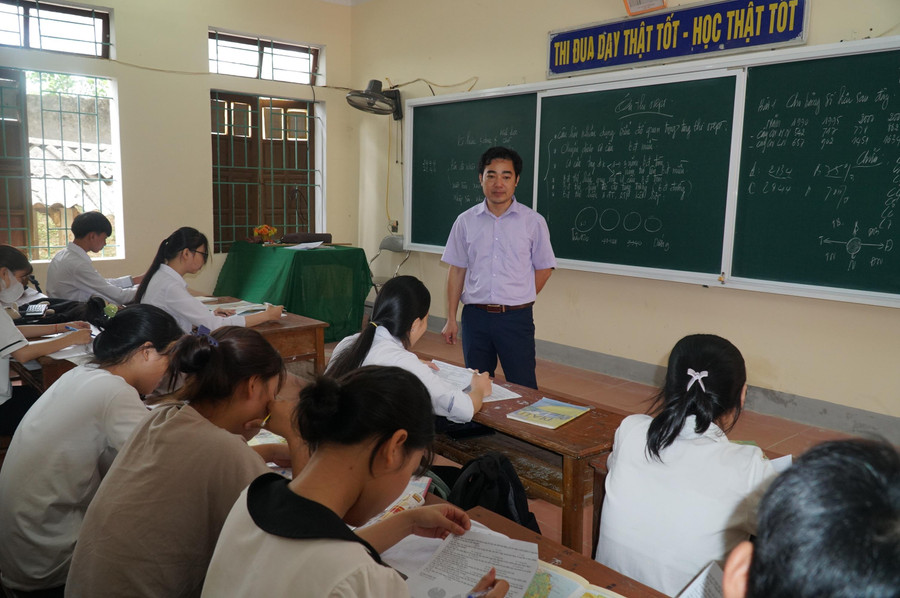 Giờ ôn tập môn Địa lý của thầy Hải Anh, Trường THPT Nguyễn Sỹ Sách (huyện Thanh Chương, Nghệ An) dành cho nhóm học sinh đăng ký xét tuyển đại học theo khối D của trường. Giờ ôn tập môn Địa lý của thầy Hải Anh, Trường THPT Nguyễn Sỹ Sách (huyện Thanh Chương, Nghệ An) dành cho nhóm học sinh đăng ký xét tuyển đại học theo khối D của trường.