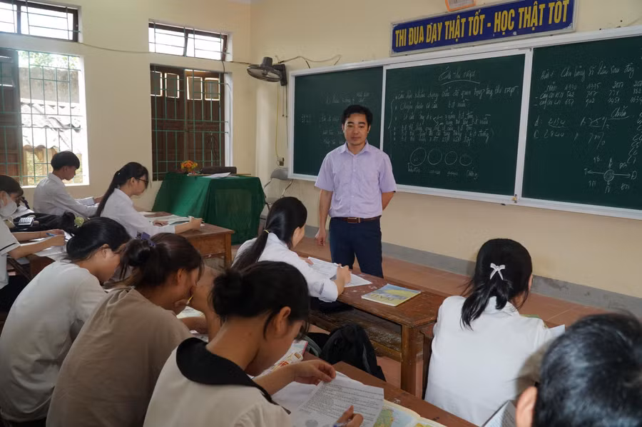 Giờ ôn tập môn Địa lý của thầy Hải Anh, Trường THPT Nguyễn Sỹ Sách (huyện Thanh Chương, Nghệ An) dành cho nhóm học sinh đăng ký xét tuyển đại học theo khối D của trường.