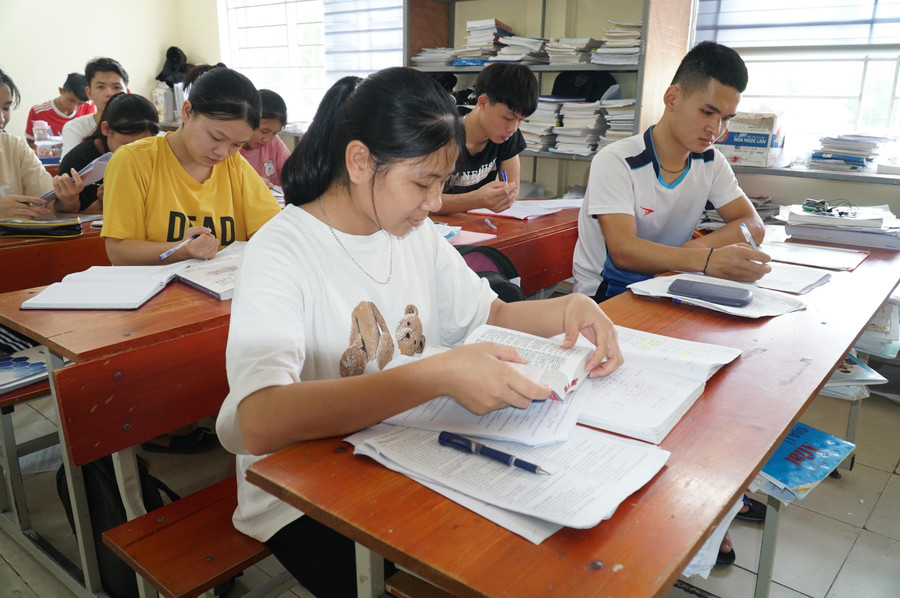 Tại Trường PT DTNT THPT số 2, các phòng học được mở cửa liên tục từ sáng đến tối để học sinh có thể đến ôn tập bất cứ lúc nào. Ngoài lịch học từ thứ 2 đến thứ 7, thì vào các buổi tối và Chủ nhật, các em vẫn có thể lên lớp, hoặc thư viện bất cứ lúc nào để có không gian thuận lợi, thoải mái học tập. Em Hồ Thị Hảo (lớp 12A3) cho biết mình theo khối D nên môn Tiếng Anh được em dành nhiều thời gian nhất để ôn luyện. Đến thời điểm này, ngữ pháp đã nắm khá vững, nhưng Hảo lo lắng nhất về phần từ vựng. Em thường xuyên sử dụng từ điển truyền thống để học và tăng vốn từ cho mình. Tại Trường PT DTNT THPT số 2, các phòng học được mở cửa liên tục từ sáng đến tối để học sinh có thể đến ôn tập bất cứ lúc nào. Ngoài lịch học từ thứ 2 đến thứ 7, thì vào các buổi tối và Chủ nhật, các em vẫn có thể lên lớp, hoặc thư viện bất cứ lúc nào để có không gian thuận lợi, thoải mái học tập. Em Hồ Thị Hảo (lớp 12A3) cho biết mình theo khối D nên môn Tiếng Anh được em dành nhiều thời gian nhất để ôn luyện. Đến thời điểm này, ngữ pháp đã nắm khá vững, nhưng Hảo lo lắng nhất về phần từ vựng. Em thường xuyên sử dụng từ điển truyền thống để học và tăng vốn từ cho mình.