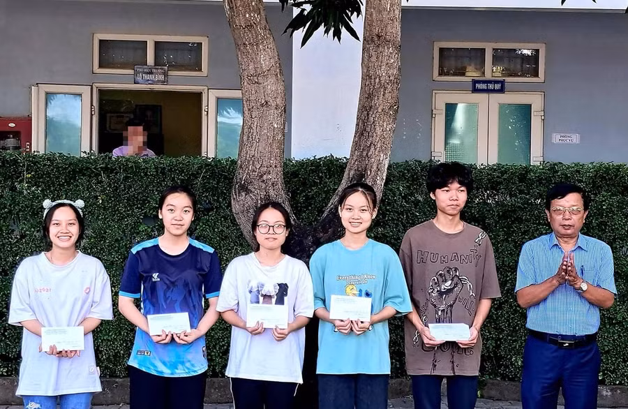 Thầy Nguyễn Đậu Trương, Hiệu trưởng Trường PT DTNT THPT số 2 khen thưởng cho những học sinh đạt điểm cao tại các đợt thi thử, nhằm tạo động lực, tâm lý tốt để học sinh toàn trường thể hiện tốt nhất ở kỳ thi chính thức. Theo thầy Trương, học sinh nội trú xa nhà, không có bố mẹ cạnh bên, nên có nhiều thiệt thòi, thiếu thốn. Vì vậy, thầy cô, nhà trường chính là gia đình thứ 2, luôn đồng hành, chia sẻ, khích lệ tinh thần để các em phấn đấu đạt ước mơ, nguyện vọng, có tương lai rộng mở.