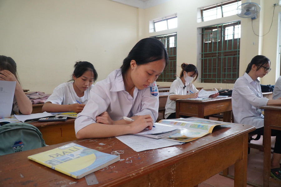 Cả nhóm chỉ hơn 10 bạn, nhưng thầy vẫn dạy riêng bởi những em này đều có học lực khá, nhưng dành phần lớn thời gian cho các môn khối. Thời điểm này, thầy tập trung củng cố kiến thức theo các chuyên đề, và cho biết các em tiếp thu khá nhanh. Theo thầy Hải Anh, chỉ cần "đọc" tốt Atlat Địa lý, là học sinh có thể nắm chắc 5-6 điểm môn thi này. Cả nhóm chỉ hơn 10 bạn, nhưng thầy vẫn dạy riêng bởi những em này đều có học lực khá, nhưng dành phần lớn thời gian cho các môn khối. Thời điểm này, thầy tập trung củng cố kiến thức theo các chuyên đề, và cho biết các em tiếp thu khá nhanh. Theo thầy Hải Anh, chỉ cần "đọc" tốt Atlat Địa lý, là học sinh có thể nắm chắc 5-6 điểm môn thi này.