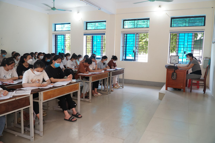 Thời tiết tại Nghệ An trong những ngày này rất nắng nóng, nhưng không làm sao nhãng việc ôn tập của học sinh cuối cấp trong giai đoạn nước rút. Các em chăm chú nghe cô giáo chữa đề, qua đó rút ra những điểm chưa tốt, còn sai sót trong phần làm bài thi thử của mình. Thời tiết tại Nghệ An trong những ngày này rất nắng nóng, nhưng không làm sao nhãng việc ôn tập của học sinh cuối cấp trong giai đoạn nước rút. Các em chăm chú nghe cô giáo chữa đề, qua đó rút ra những điểm chưa tốt, còn sai sót trong phần làm bài thi thử của mình.