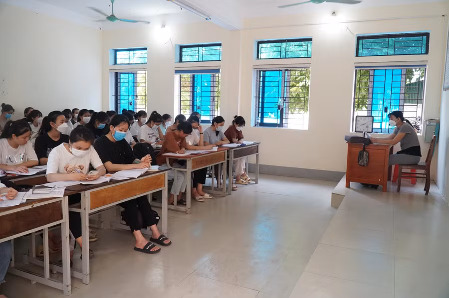 Thời tiết tại Nghệ An trong những ngày này rất nắng nóng, nhưng không làm sao nhãng việc ôn tập của học sinh cuối cấp trong giai đoạn nước rút. Các em chăm chú nghe cô giáo chữa đề, qua đó rút ra những điểm chưa tốt, còn sai sót trong phần làm bài thi thử của mình.