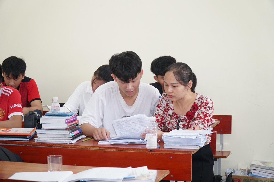 Cô Lê Thị Hường, giáo viên Tiếng Anh của Trường Phổ thông DTNT THPT số 2 Nghệ An cho hay, đây là môn có kết quả thấp nhất trong các môn thi tốt nghiệp của trường, do đầu vào học sinh dân tộc nội trú rất thấp. Nhiều em trước đó chưa được làm quen với tiếng Anh, hoặc mất gốc hoàn toàn. Vì vậy, thầy cô phải tăng cường bám sát học sinh. Thời điểm này, mỗi buổi cô đều dành 10-15 phút cho những bạn yếu trong lớp để cùng ngồi làm bài thi thử, kiểm tra kiến thức và chỉ dẫn cách lấy điểm ở câu hỏi nhận biết, thông hiểu trong đề. Mục tiêu của trường là nâng điểm trung bình thi Tốt nghiệp môn Tiếng Anh từ 5,65 (năm 2021) lên 5,75 điểm (năm 2022). Cô Lê Thị Hường, giáo viên Tiếng Anh của Trường Phổ thông DTNT THPT số 2 Nghệ An cho hay, đây là môn có kết quả thấp nhất trong các môn thi tốt nghiệp của trường, do đầu vào học sinh dân tộc nội trú rất thấp. Nhiều em trước đó chưa được làm quen với tiếng Anh, hoặc mất gốc hoàn toàn. Vì vậy, thầy cô phải tăng cường bám sát học sinh. Thời điểm này, mỗi buổi cô đều dành 10-15 phút cho những bạn yếu trong lớp để cùng ngồi làm bài thi thử, kiểm tra kiến thức và chỉ dẫn cách lấy điểm ở câu hỏi nhận biết, thông hiểu trong đề. Mục tiêu của trường là nâng điểm trung bình thi Tốt nghiệp môn Tiếng Anh từ 5,65 (năm 2021) lên 5,75 điểm (năm 2022).