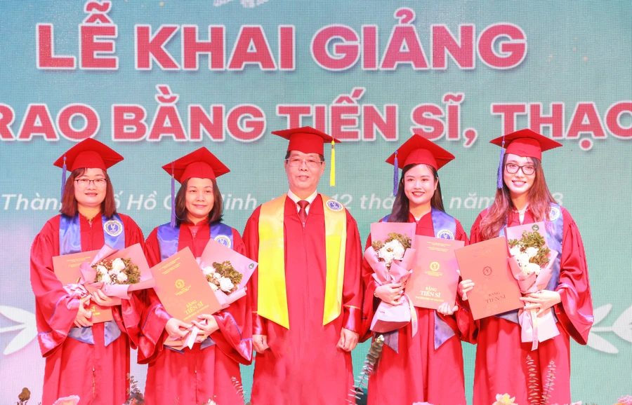 Lễ trao bằng tiến sĩ, thạc sĩ của Trường Đại học Luật TPHCM. Ảnh: HCMULAW