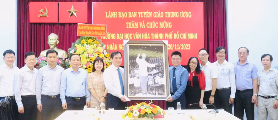 Ông Phan Xuân Thủy, Phó Trưởng Ban Tuyên giáo Trung ương tặng quà lưu niệm cho Trường Đại học Văn hóa TPHCM. Ảnh: VHS