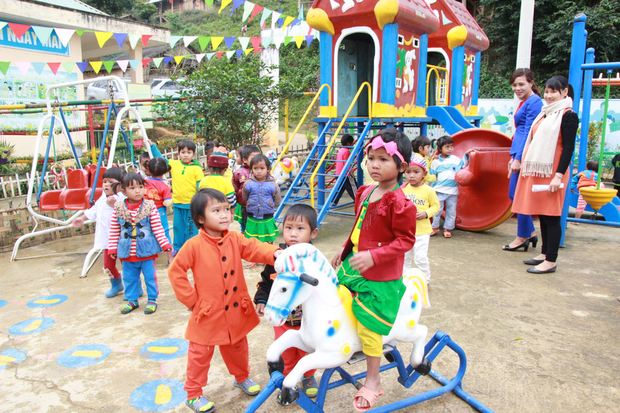 Cô trò Trường mầm non Bảo Nam (xã đặc biệt khó khăn huyện Kỳ Sơn, Nghệ An)