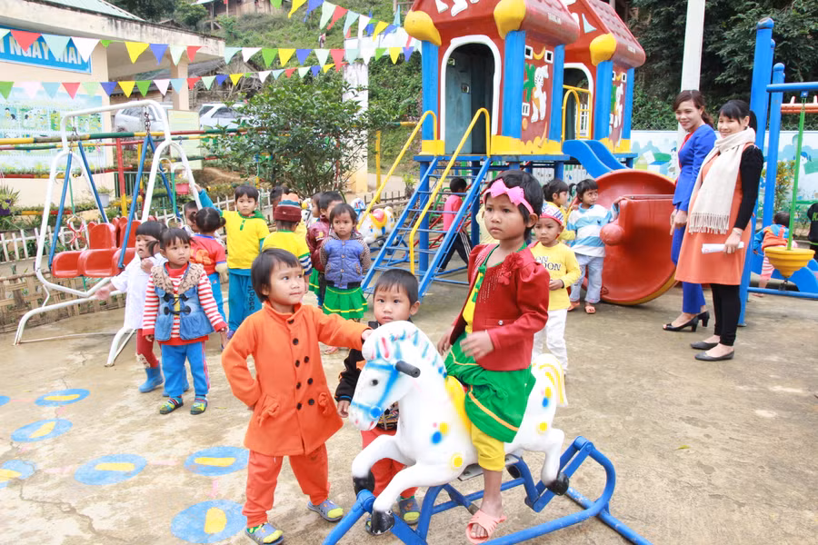 Cô trò Trường mầm non Bảo Nam (xã đặc biệt khó khăn huyện Kỳ Sơn, Nghệ An)